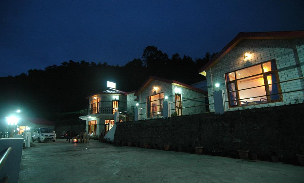 Village Live In Resort Chail Bagian luar foto