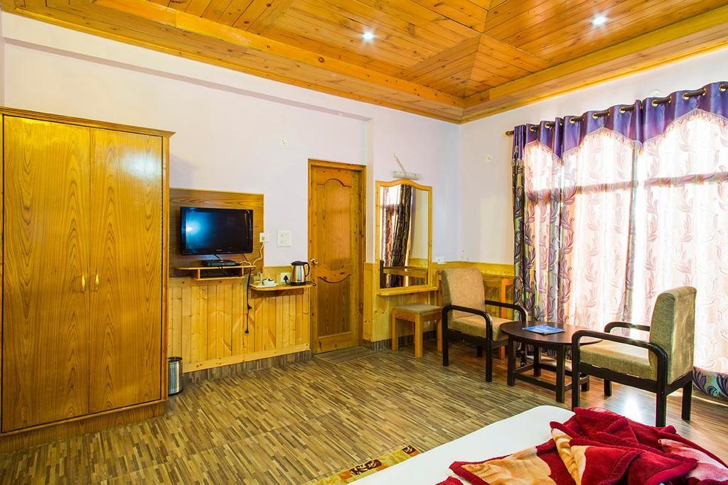 Village Live In Resort Chail Bagian luar foto