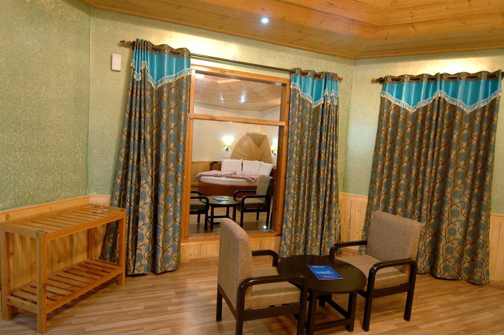 Village Live In Resort Chail Bagian luar foto